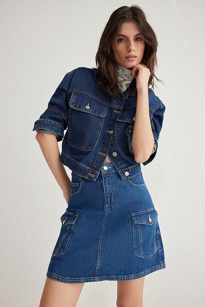 Trendyol Collection Blauer, mehr haltbarer Mini-Jeansrock mit Cargo-Taschendetail TWOSS25ET00007