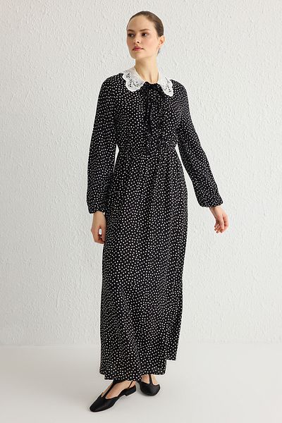 Trendyol Modest Schwarzes, gepunktetes, gewebtes Kleid mit Spitzenkragen TCTSS25EB00019