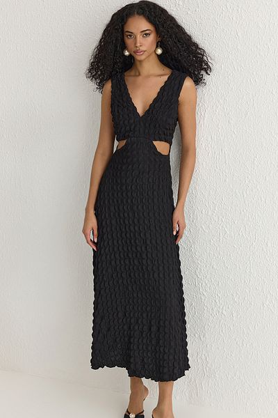 Trendyol Collection Λεπτομερές μαύρο φόρεμα με λαιμόκοψη σε σχήμα V - TPRSS25EL00037