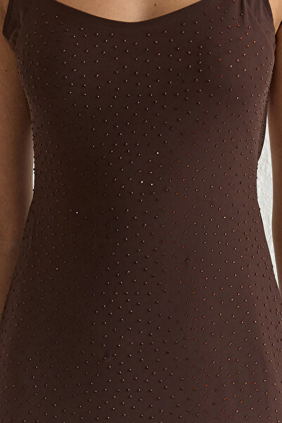 Trendyol Collection Κομψό βραδινό φόρεμα με γυαλιστερό στρας με επένδυση από καφέ τούλι TPRSS25AE00006