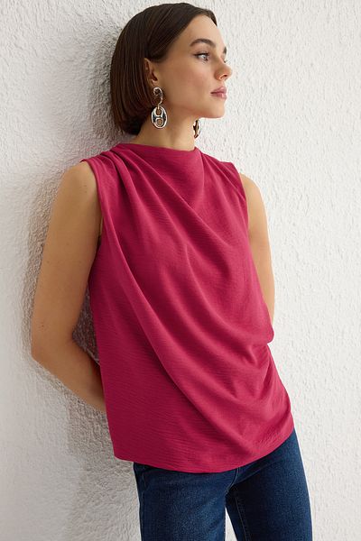 Trendyol Collection Αμάνικη υφαντή μπλούζα με φούξια λεπτομέρεια με λαιμόκοψη TWOSS24BZ00343
