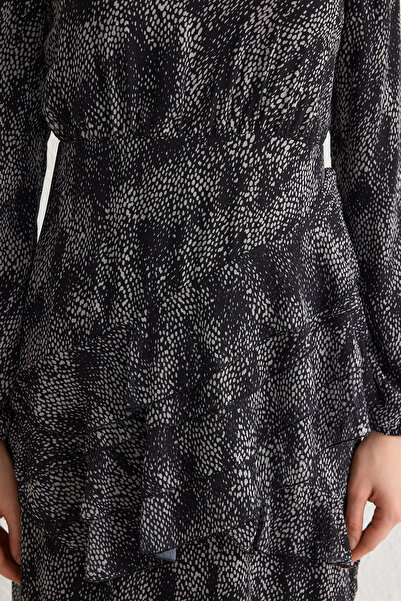 Trendyol Modest Tkané šifonové šaty s černým lemem a volánem Tctss23Eb00160