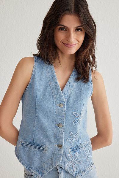 Trendyol Collection Hellblaue Jeansweste mit Blumenstickerei und V-Ausschnitt TWOSS25YE00003