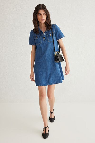 Trendyol Collection Detail modré kapsy Volné mini džínové košilové šaty Twoss25El00008