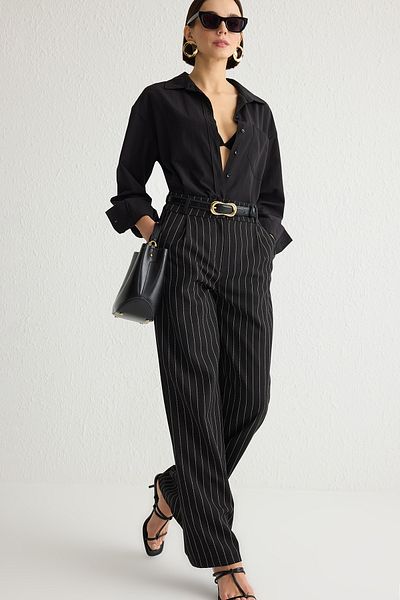 Trendyol Collection Schwarze, gestreifte Webhose mit weitem Bein und weitem Bein TWOSS23PL00109