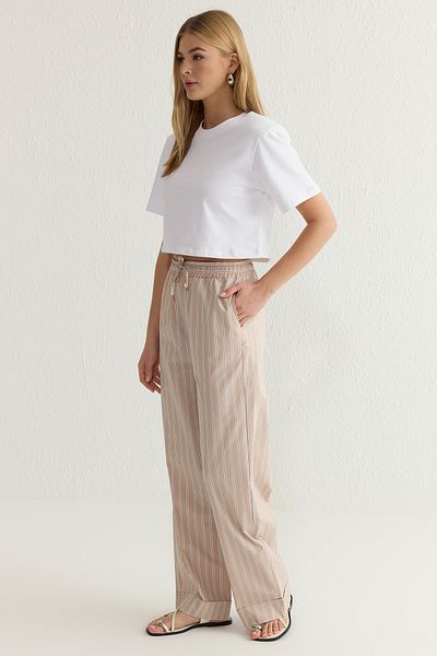 Trendyol Collection Beige gestreifte Hose mit weitem Bein und elastischem Bund – TWOSS25PL00009