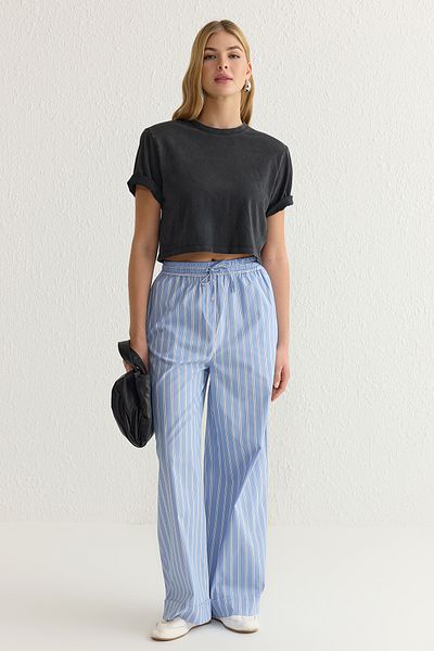 Trendyol Collection Blau gestreifte Hose mit elastischem Bund und weitem Bein – TWOSS25PL00009
