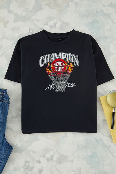 TRENDYOLKIDS Πλεκτό μπλουζάκι Navy Blue με στάμπα TKDSS25TS00031