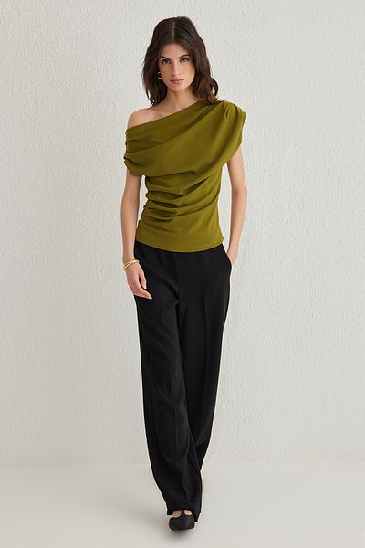 Trendyol Collection Ölgrüne Strickbluse mit asymmetrischem Ausschnitt und Kordelzug – TWOSS25BZ00024