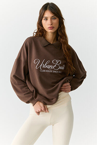 Urban Beat ALEXIA Urbanbeat Dámská pletená košile s límečkem a potiskem Detailní uvolněná hnědá mikina