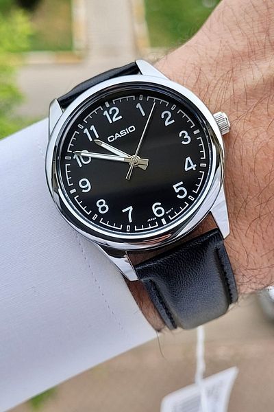 Casio ساعة يد رجالية باللون الأسود مع سلك فضي
