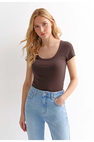 Rooted Γυναικείο μπλουζάκι & μπλούζα με τετράγωνο λαιμό καφέ, ύφασμα καμιζόλ ...