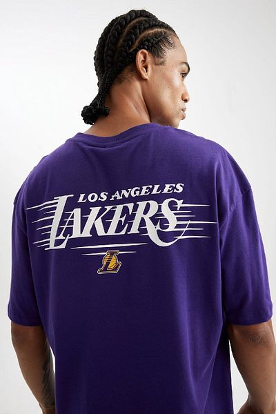 DeFacto Nba Los Angeles Lakers férfi lila túlméretes nyakú, hátul nyomott rövid ujjú póló V0775az24au