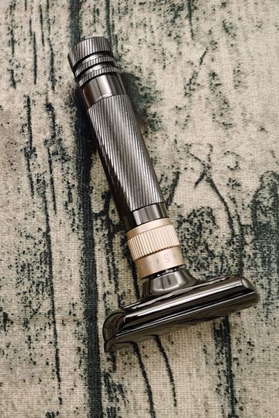 Qualis Q19 Adjustable Full Metal Manual Shaver + 5 Pieces Leaf Razor