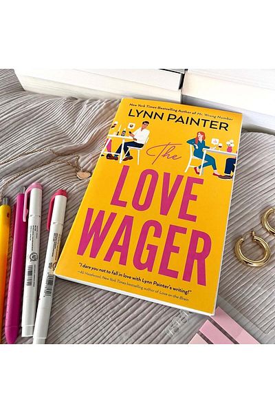 Penguin Books Ltd. The Love Wager: the Addictive Fake Dating Romcom from the Author of Mr Wrong Number