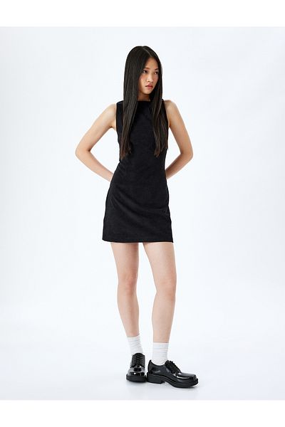 Koton Μίνι φόρεμα με λαιμόκοψη αμάνικο Slim Fit
