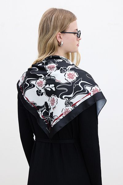Manuka Halstuch aus Satin mit Sakura-Muster – Schwarz