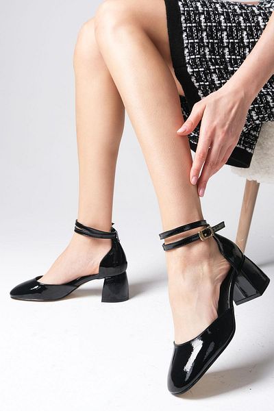 Mio Gusto Pantofi de damă cu toc gros de culoare neagră Ida
