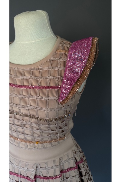 Kübra Tekin Taş ve Boncuk İşlemeli Özel Tasarım Mini Elbise