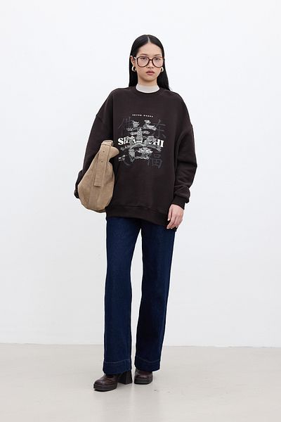 Manuka Bitterbraunes Oversize-Sweatshirt – Druckdetail