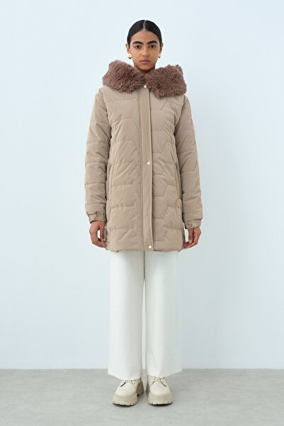 Nihan Seyyar Kürklü Kapşonlu Kapitone Kaban Bej