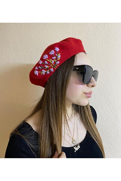 sema aksesuar Sevgililer Günü Hediyesi El Emeği Lila Çiçek İşlemeli Kırmızı Ressam Bere - Tasarım Hediyelik