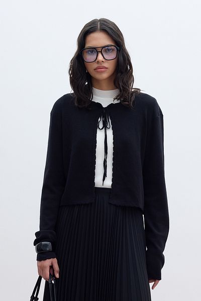 Manuka Schwarzer Strick-Cardigan – weiche Textur und Schnürsenkel