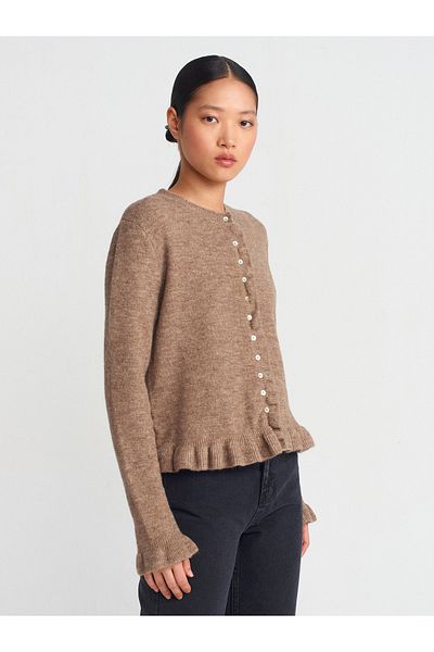 Dilvin 60934 Cardigan din tricot cu nasturi cu decolteu rotund și detaliu cu volane - nurcă