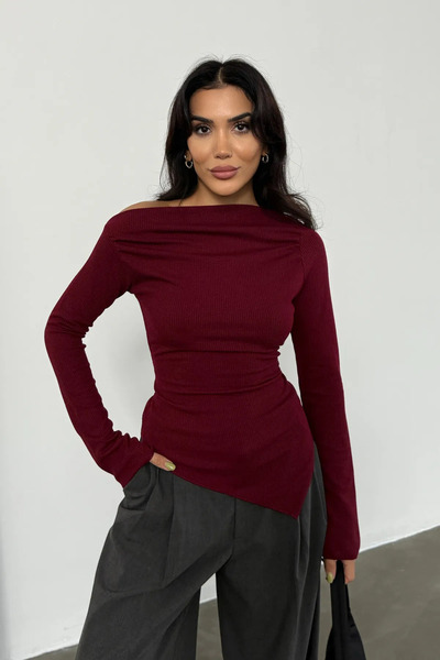 Ladima بلوزة نسائية محبوكة من الليكرا غير متناظرة برقبة قارب باللون العنابي