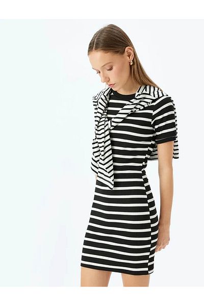 Koton Μίνι Bodycon Φόρεμα με κοντό μανίκι με λαιμόκοψη