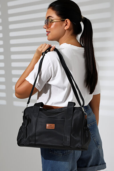 Bagzone GEANT DE MĂRIME MEDIE DIN SATIN CAPTURAT INTERIOR CU DETALIU DE BUZE ...