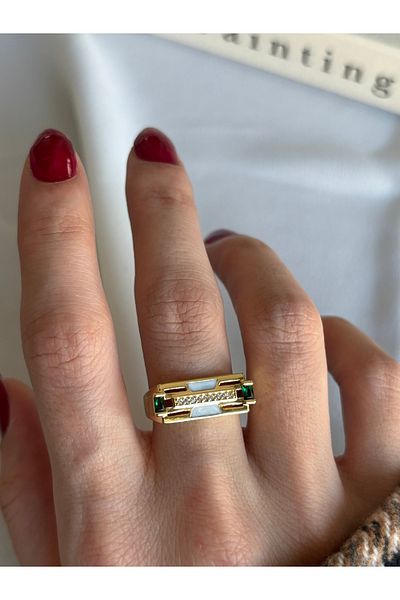 ringbox Gold Green Stone Detailed Horizontal Ring