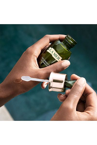 La Mer سيروم ترميم وتجديد للمساعدة في تقليل البقع الداكنة 30 مل
