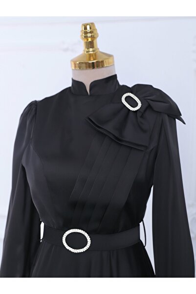 Modamorfo Saténové večerní šaty s broží, mašlí a kamenným páskem