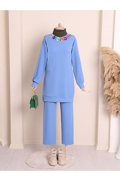 Modamorfo Crew Neck Double Set s barevným detailem náhrdelníku