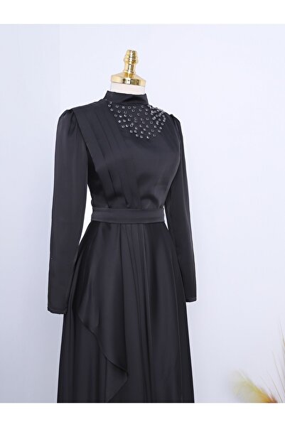 Modamorfo Saténové večerní šaty s vysokým límečkem a posypanými kamínky