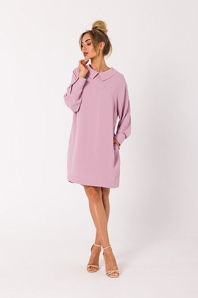 Made of Emotion This relaxed fit shirt dress has been embellished with a chain in the V neck in the back.