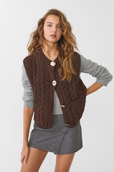 Stradivarius سترة محبوكة بأزرار ذهبية