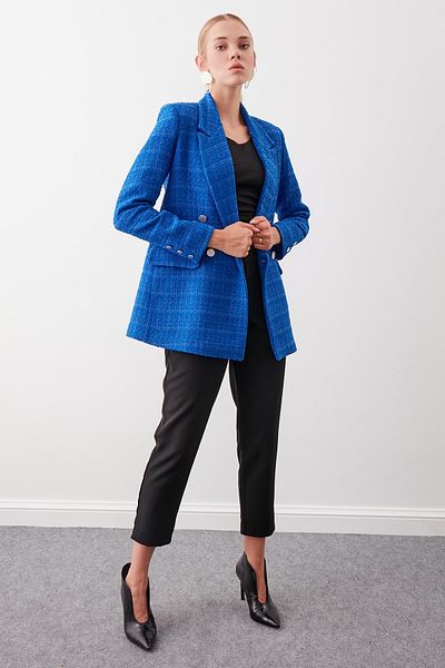 Vitrin Jacke mit Schlitzen auf der Rückseite, Knöpfen auf der Vorderseite und Taschen