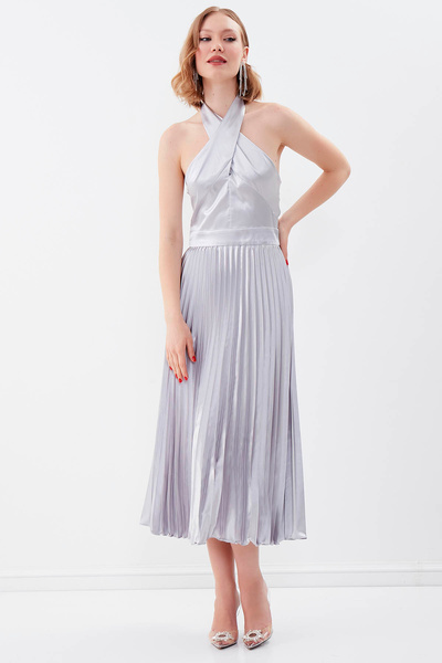 Vitrin Sırt Dekolteli Boyundan Bağlamalı Piliseli Elbise