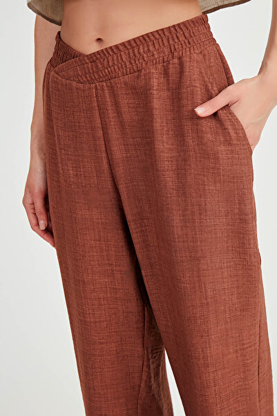 Vitrin Beli Çapraz Lastik Detaylı Pantolon