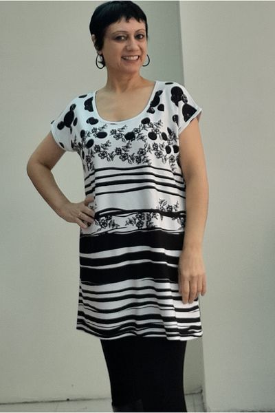 Mertcan Butik Πλεκτό μπλουζάκι με χαμηλό μανίκι με λευκό μαύρο λουλουδάτο σχέδιο σε μέγεθος