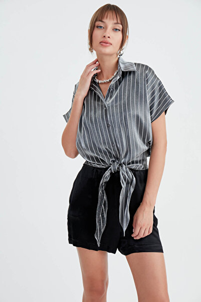 Vitrin Ριγέ γυαλιστερό σατέν πουκάμισο με γραβάτα μπροστά