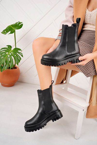Scarpebutik Δερμάτινη γούνινη επένδυση Μαύρες ελαστικές μπότες με χοντρή σόλα Αδιάβροχες ελαφριές μπότες Αντιολισθητική σόλα Χειμερινές μπότες