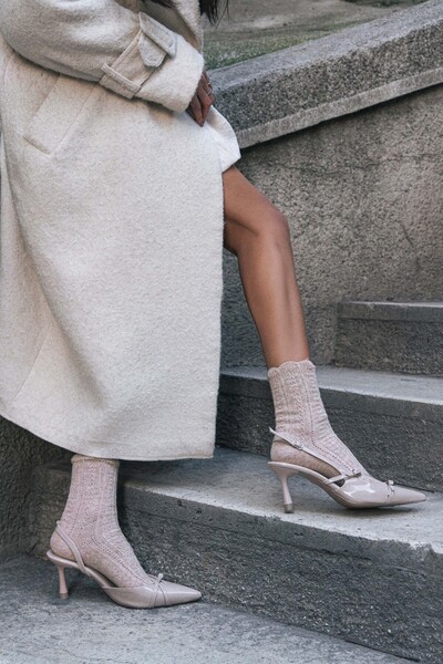 NİŞANTAŞI SHOES Dámské boty na podpatku s patentovaným páskem Wanda Nude