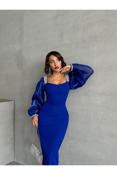 Housebutik فستان سهرة بتفاصيل حجرية مع طية صدر السترة وأكمام