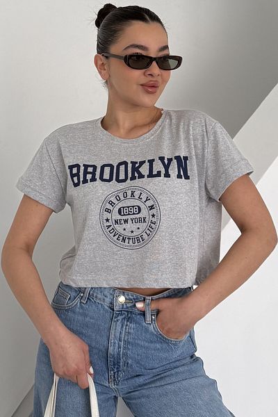 MODAGEN Γυναικείο μπλουζάκι Grimelange Crew Neck Brooklyn με στάμπα Crop