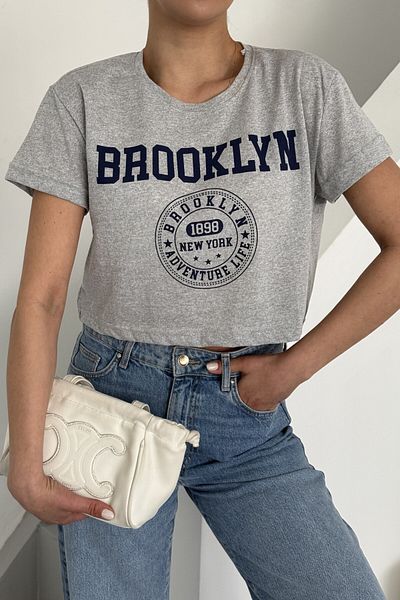 MODAGEN Γυναικείο μπλουζάκι Grimelange Crew Neck Brooklyn με στάμπα Crop