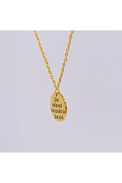 Gold Motto Charm Çelik Kolye / She Belived ... yazılı altın rengi çelik kolye