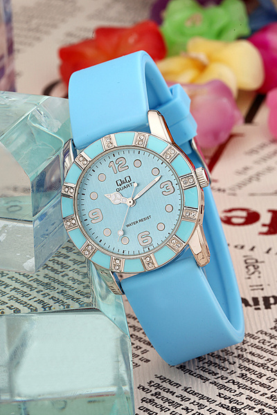 Ferrucci Q&Q Kadın Su Geçirmez Plastik Kordon Kol Saatİ